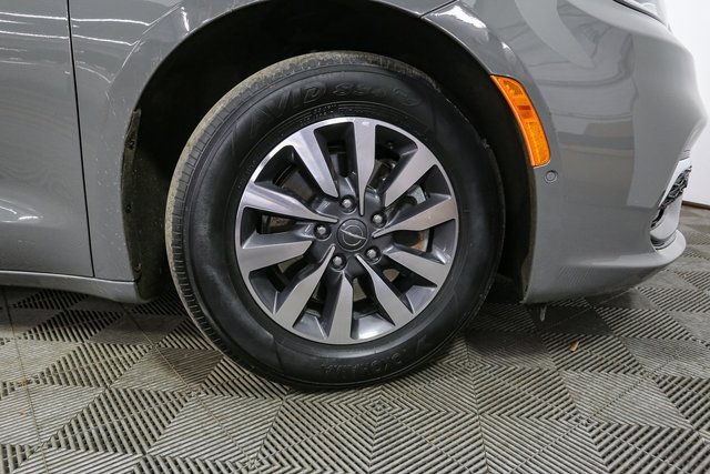 Used 2021 Chrysler Pacifica Touring-L image 15