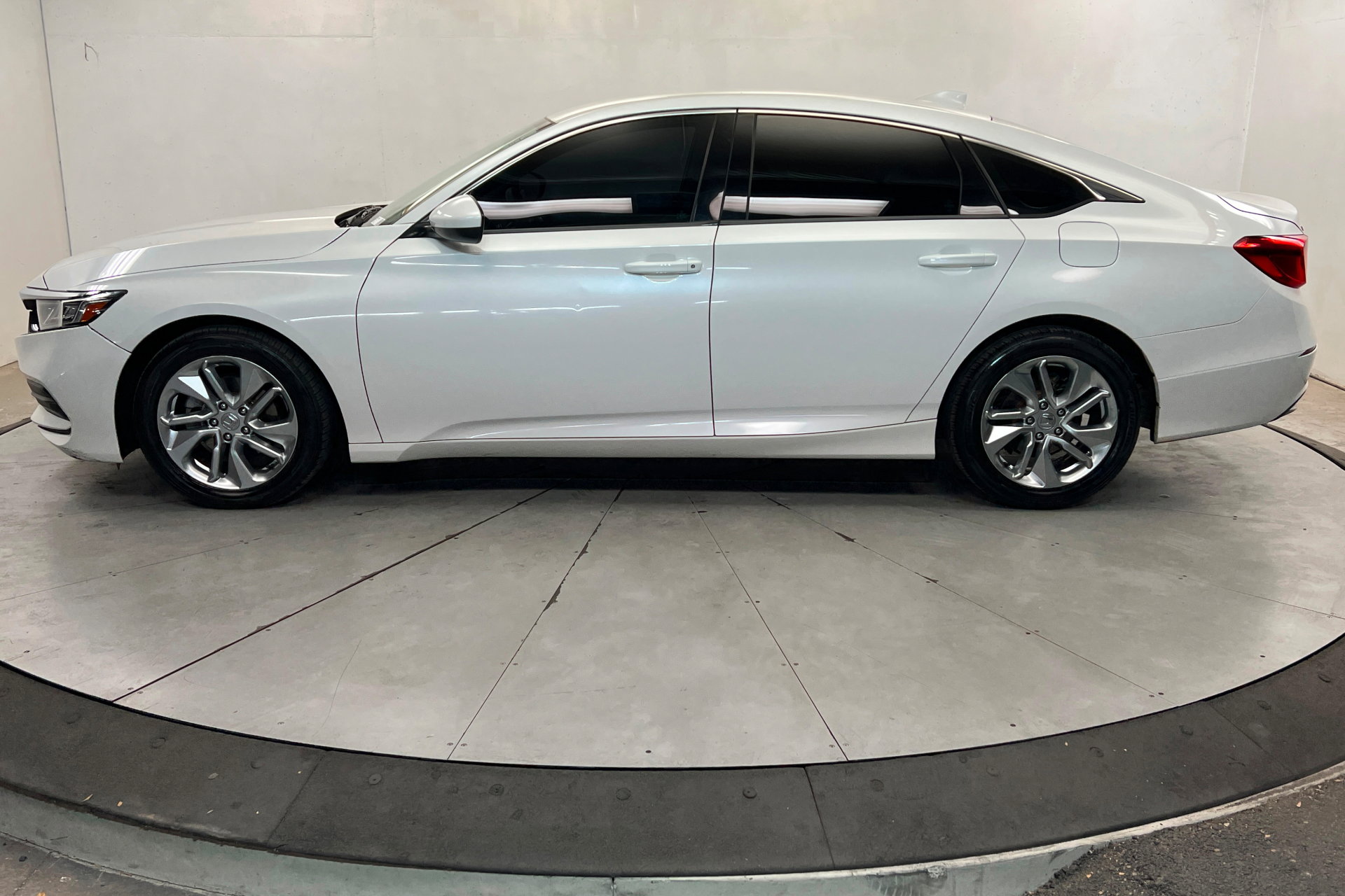 Used 2018 Honda Accord LX image 2
