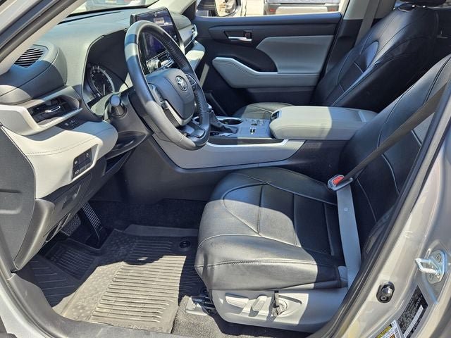 Used 2024 Toyota Highlander XLE FWD image 19