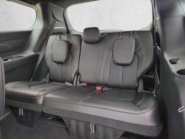 Used 2025 Chrysler Pacifica Select image 22