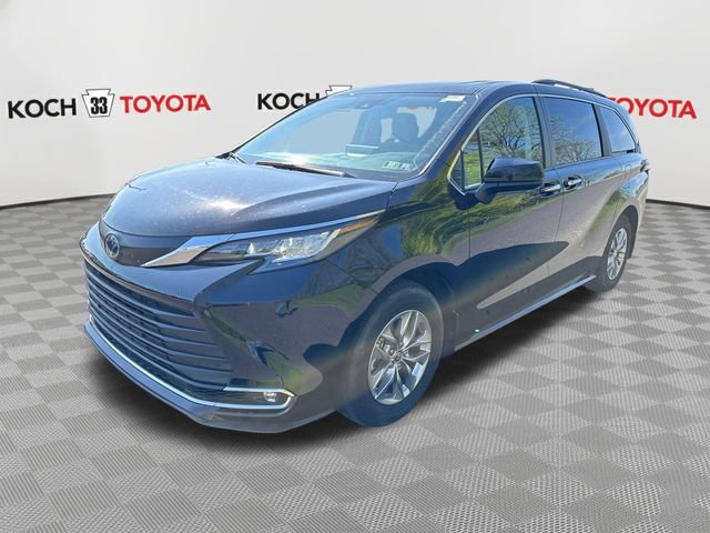 Used 2023 Toyota Sienna XLE AWD/4WD image 3