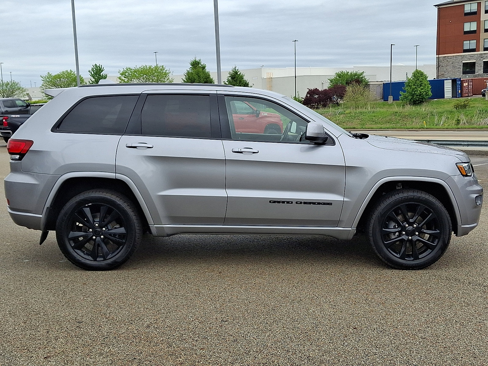 Used 2020 Jeep Grand Cherokee Altitude AWD/4WD image 7