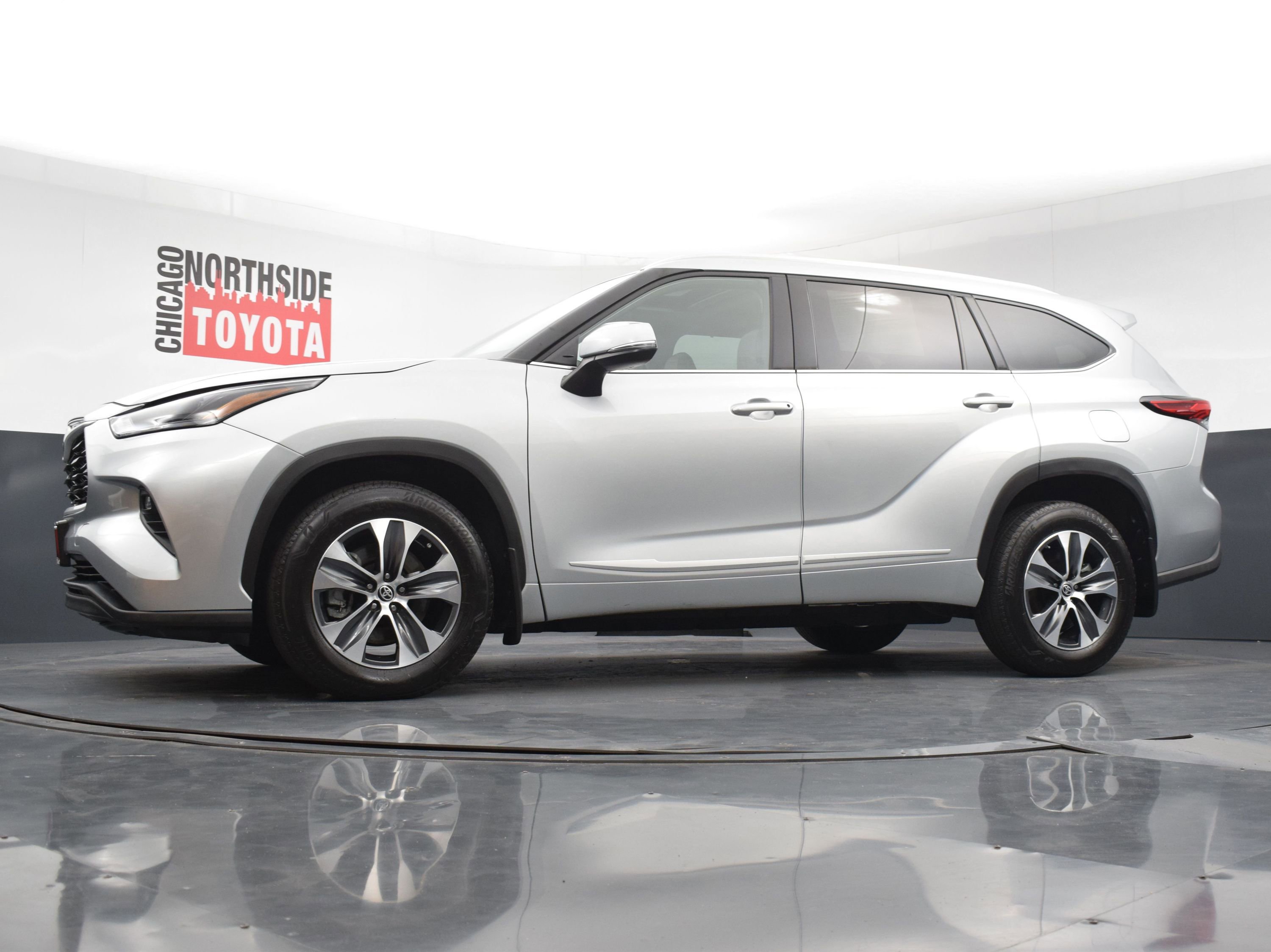 Used 2022 Toyota Highlander XLE AWD/4WD image 29