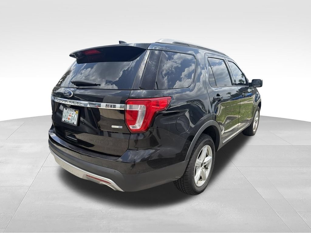 Used 2017 Ford Explorer XLT w/ Equipment Group 201A AWD/4WD image 4