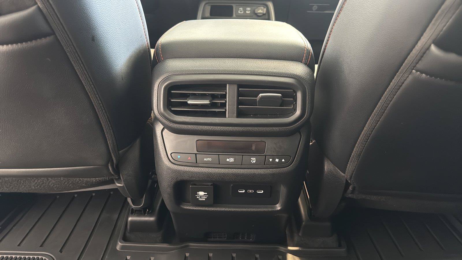 Used 2025 Honda Pilot TrailSport image 29
