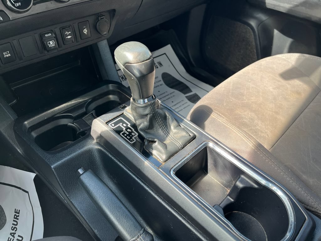 Used 2018 Toyota Tacoma TRD Off-Road AWD/4WD image 19