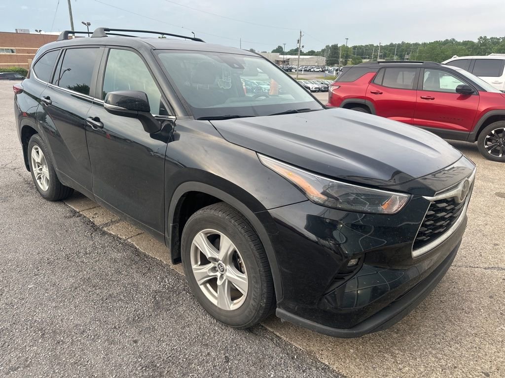 Used 2024 Toyota Highlander LE FWD image 2
