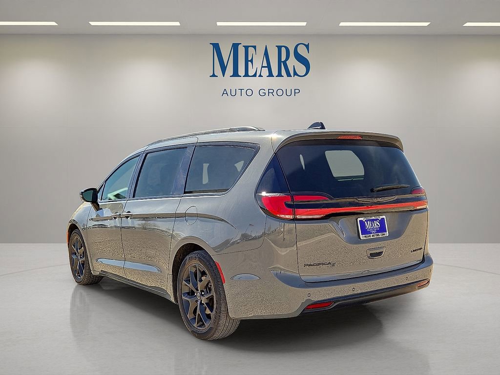 Used 2025 Chrysler Pacifica Limited image 3