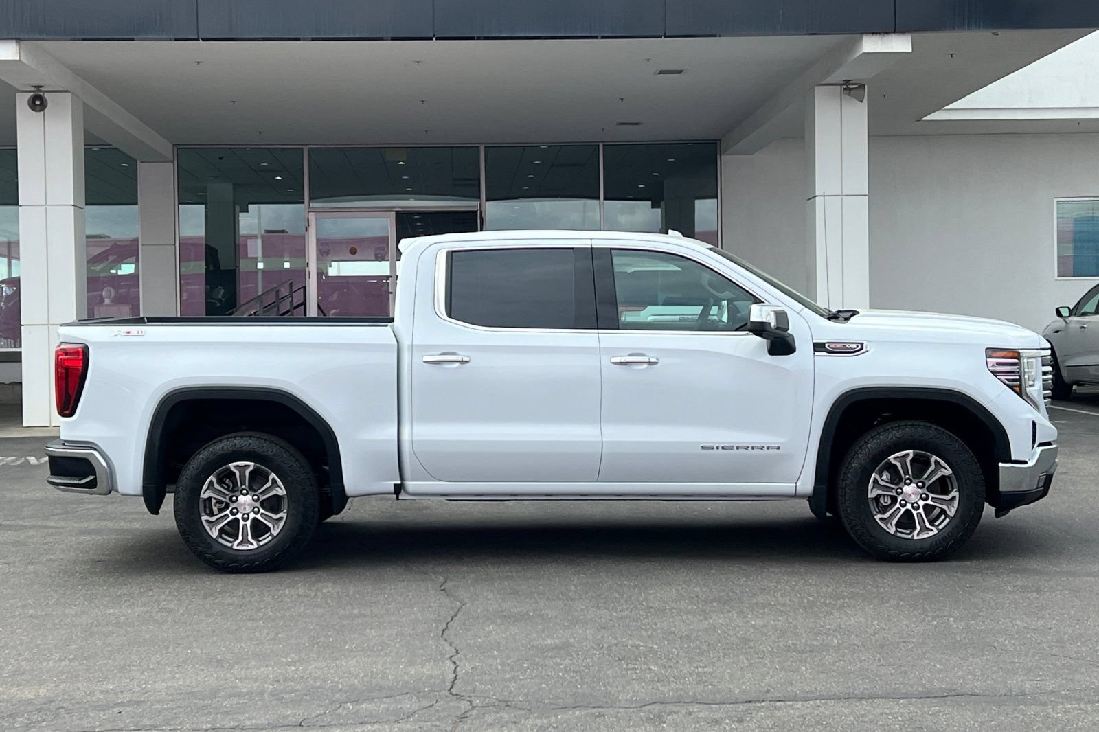 New 2026 GMC Sierra 1500 SLT w/ SLT Convenience Package AWD/4WD image 4