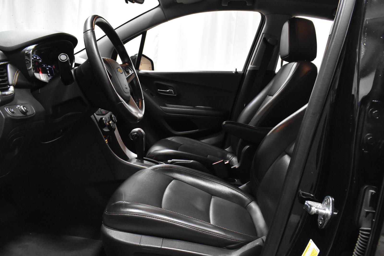 Used 2021 Chevrolet Trax LT w/ Redline Edition image 3