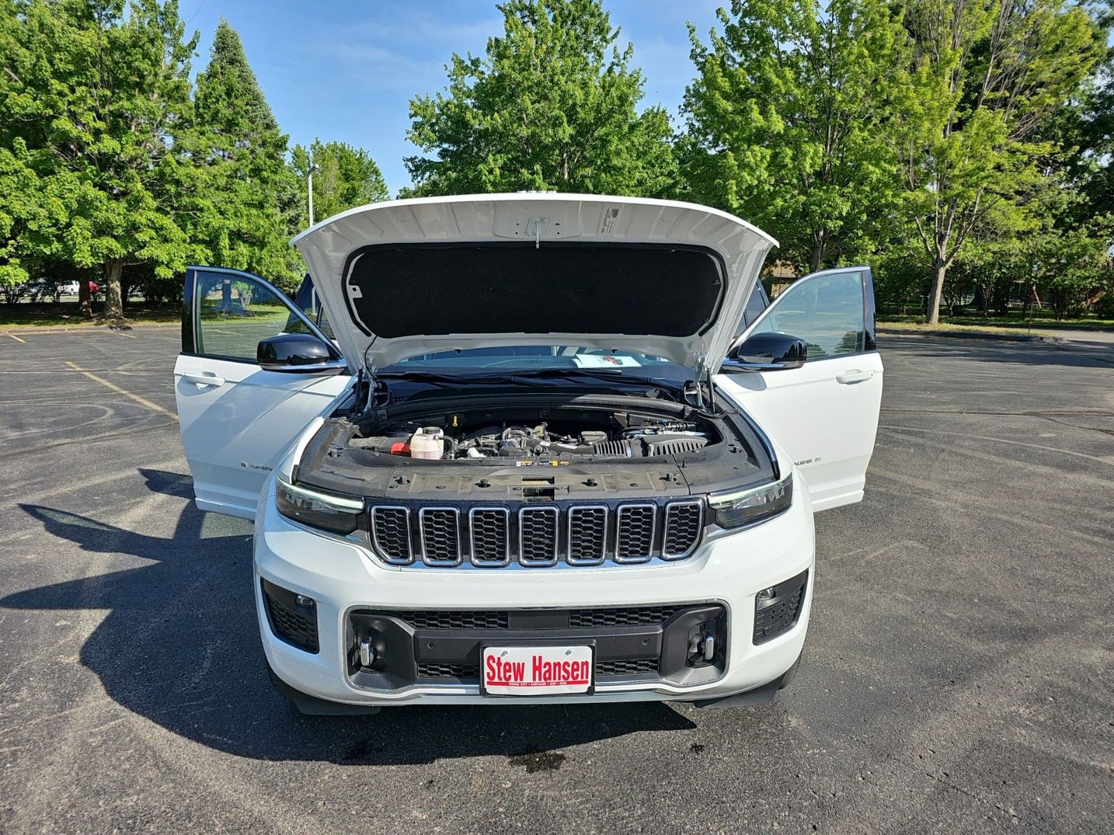 Used 2024 Jeep Grand Cherokee Overland w/ Luxury Tech Group IV AWD/4WD image 26