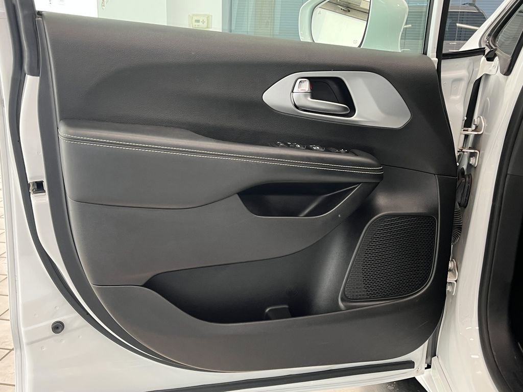 Used 2021 Chrysler Pacifica Touring w/ Cold Weather Group image 14