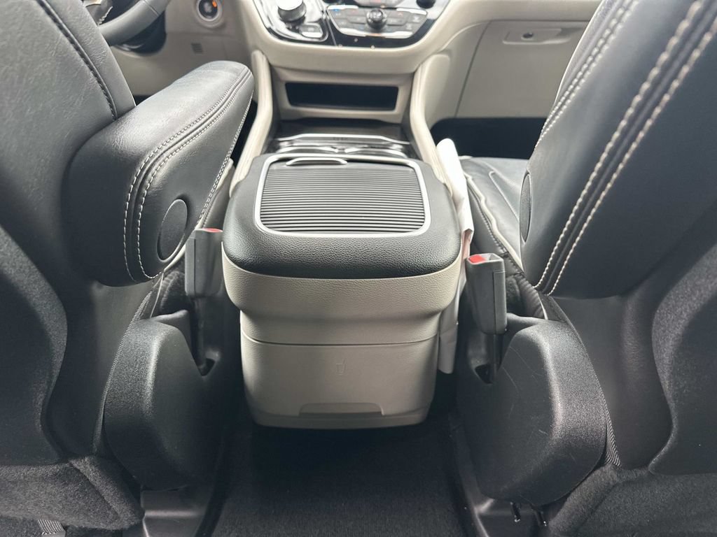Used 2023 Chrysler Pacifica Limited FWD image 15