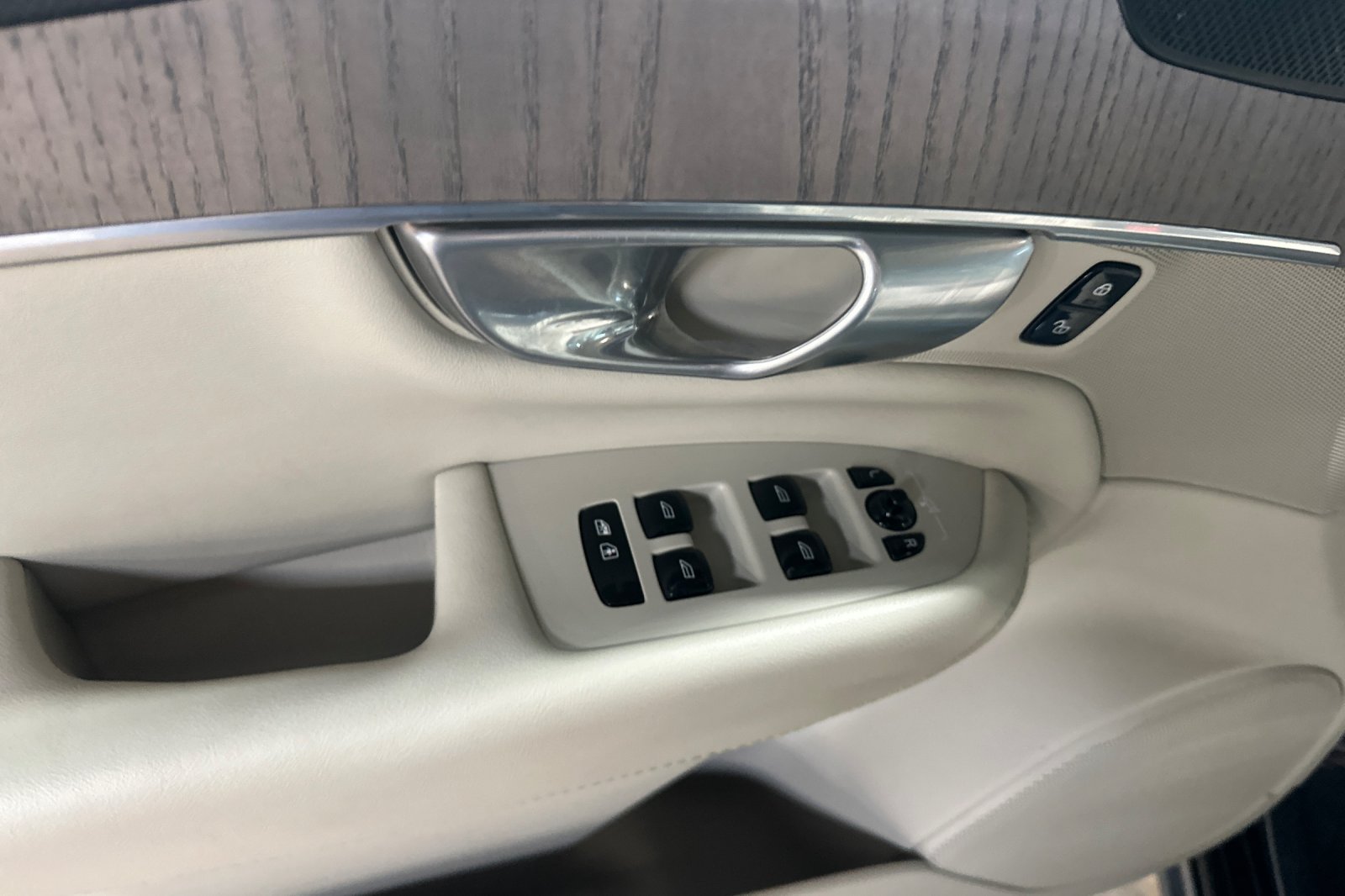 Used 2024 Volvo XC90 B6 Plus w/ Protection Package Premier AWD/4WD image 15