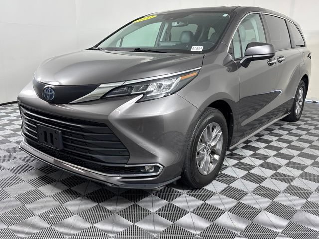 Used 2023 Toyota Sienna XLE AWD/4WD image 2