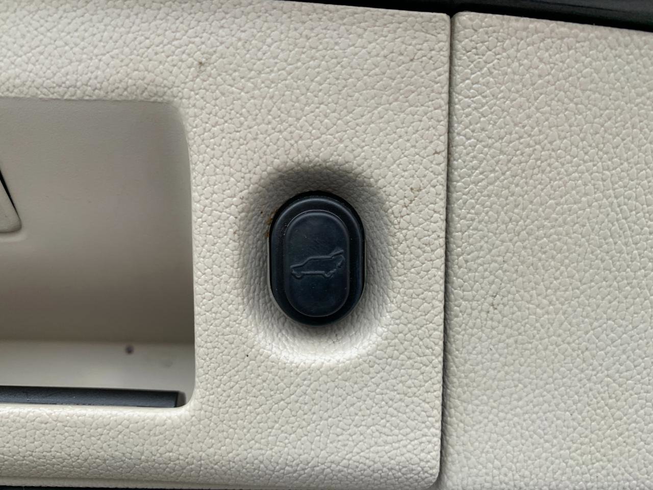 Used 2015 Cadillac Escalade ESV Premium image 38