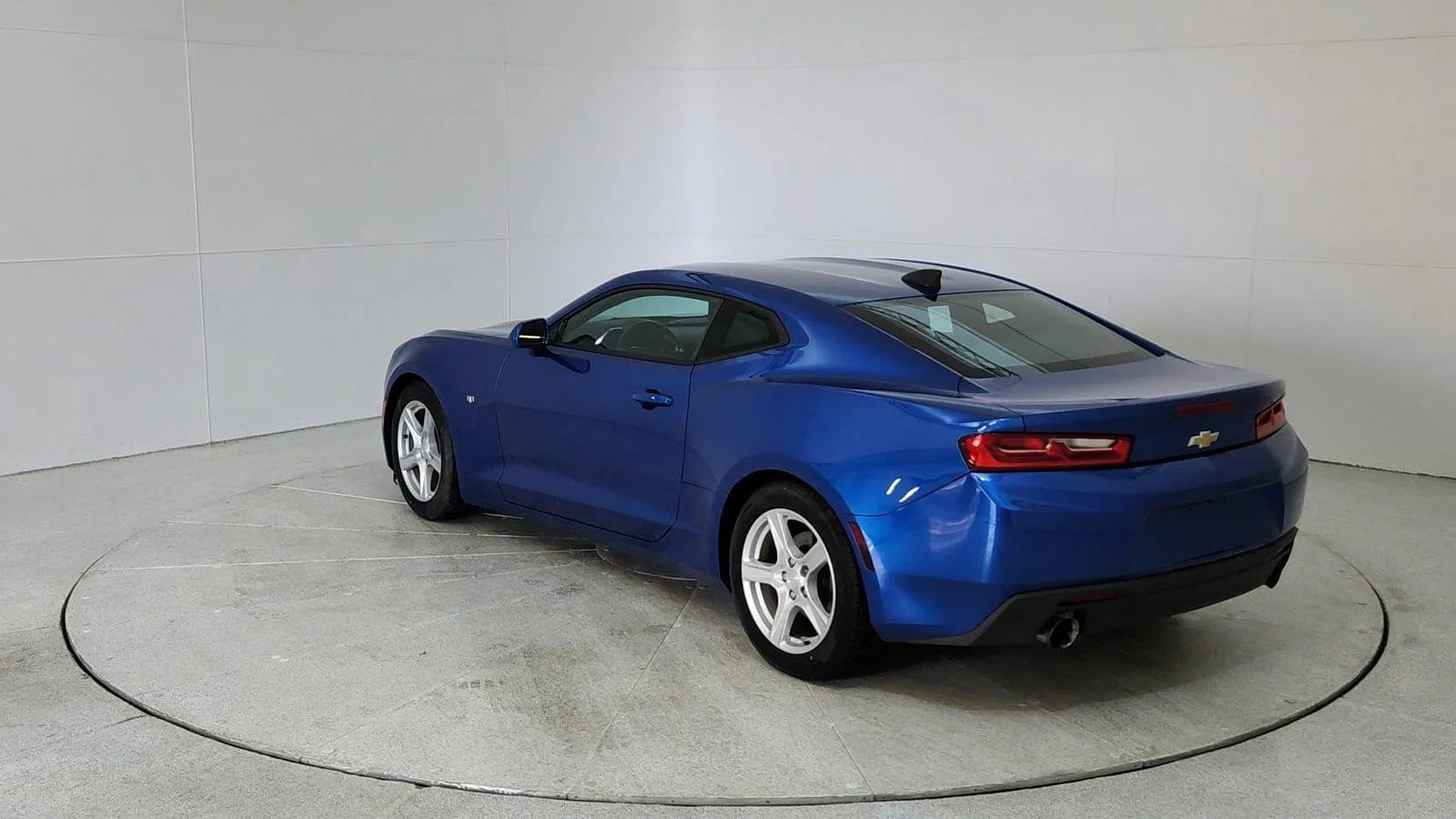 Used 2017 Chevrolet Camaro LT w/ Technology Package RWD image 5