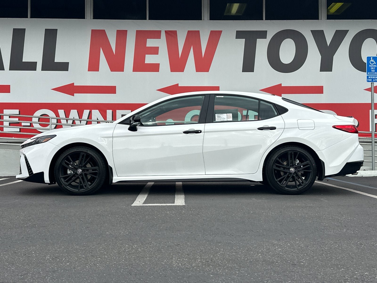 New 2026 Toyota Camry Hybrid FWD image 2
