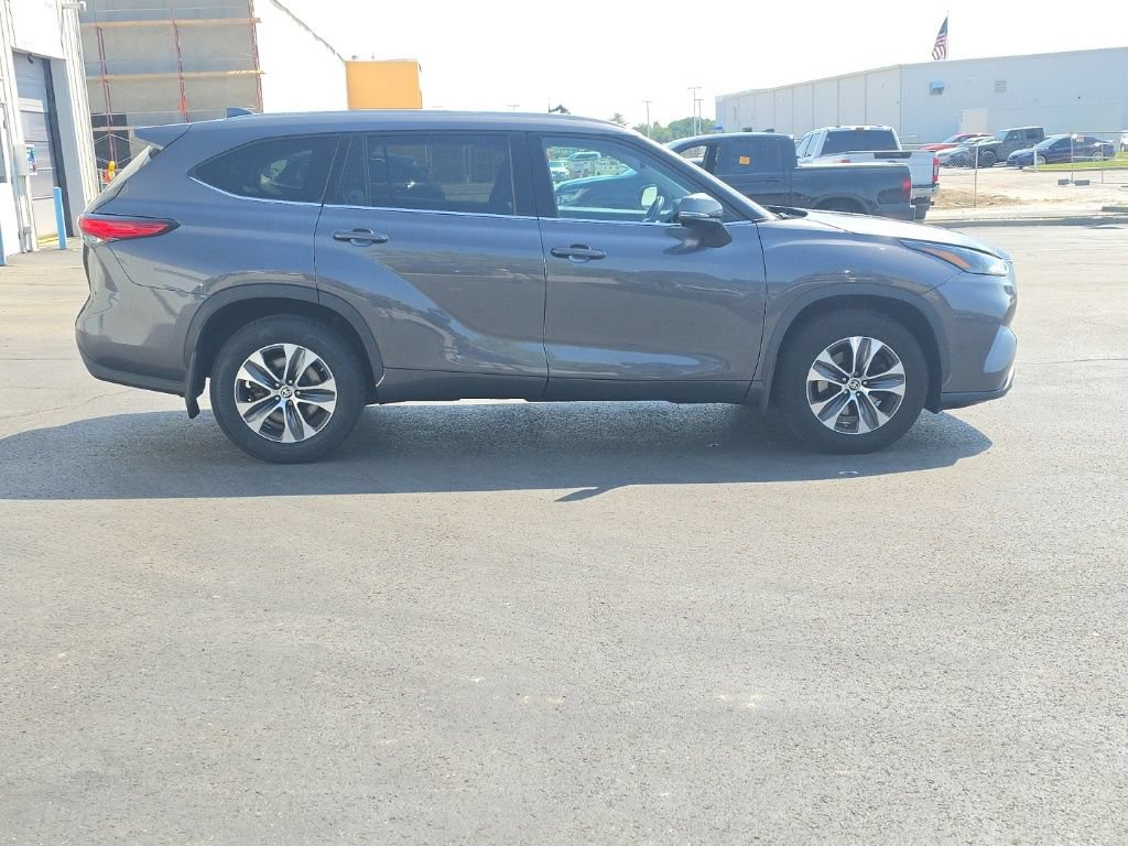 Used 2022 Toyota Highlander XLE AWD/4WD image 9