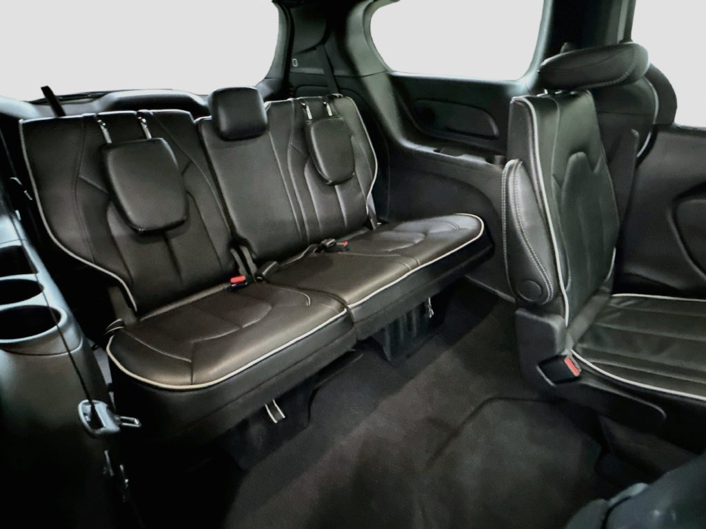 Used 2026 Chrysler Pacifica Limited FWD image 32