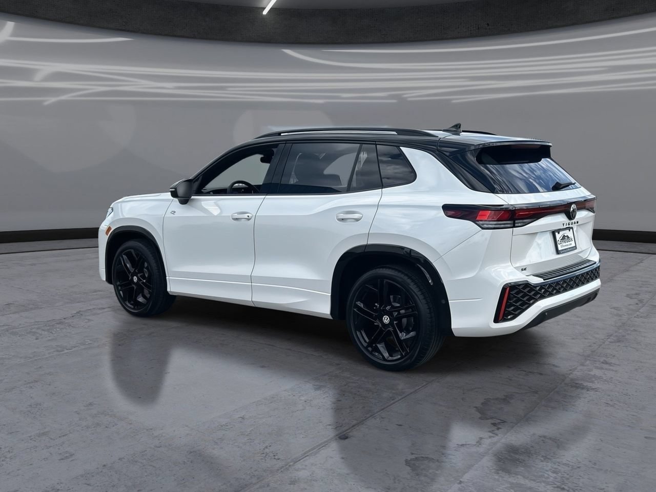 New 2026 Volkswagen Tiguan SE R-Line FWD image 4