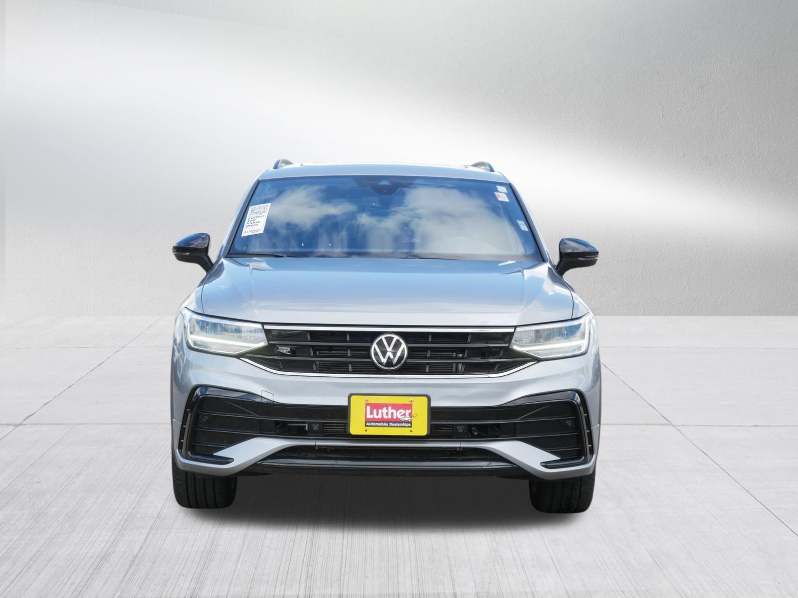Used 2023 Volkswagen Tiguan SE R-Line AWD/4WD image 2