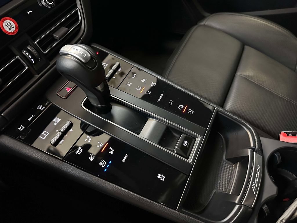 Used 2024 Porsche Macan AWD/4WD image 28