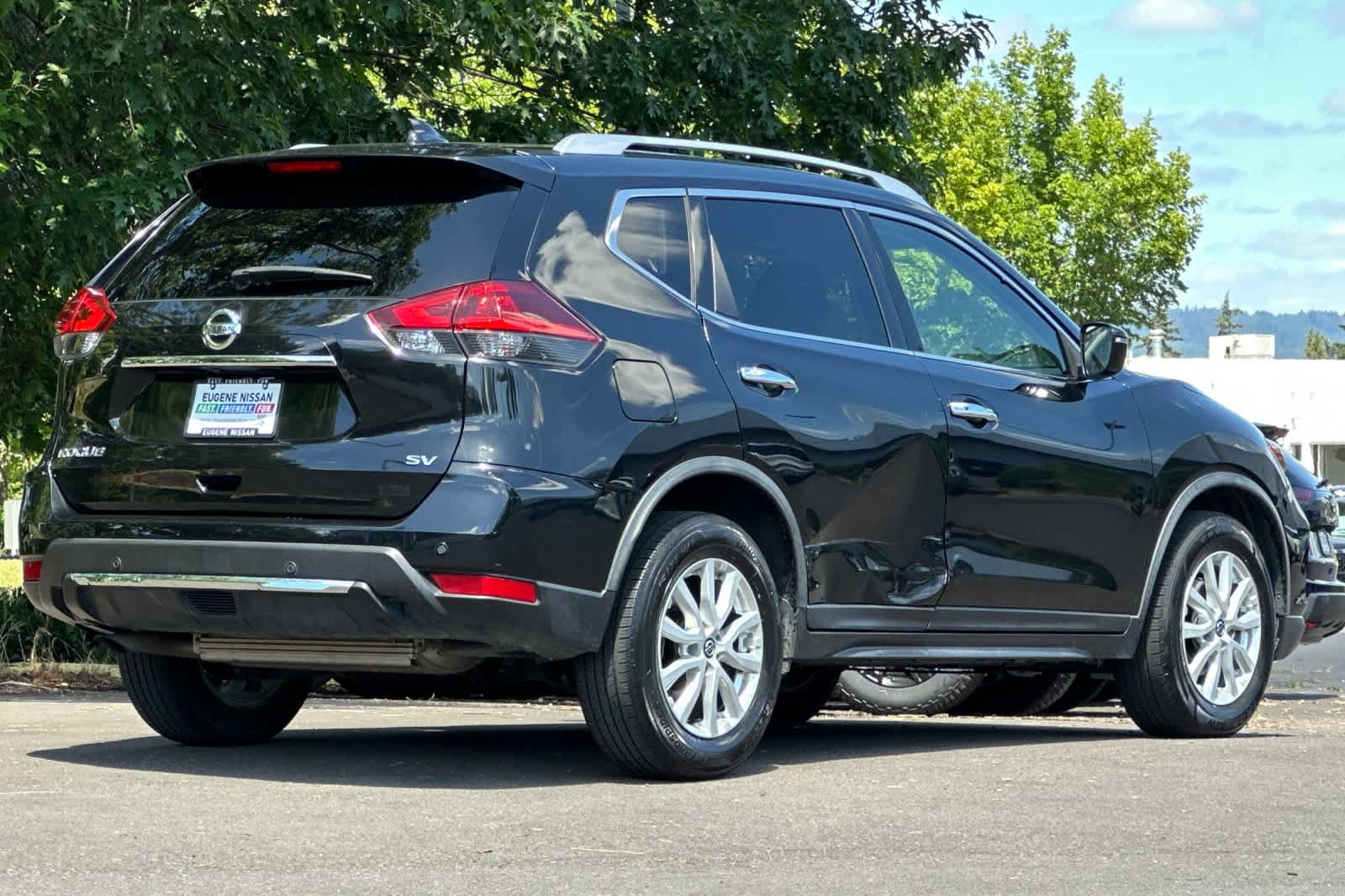 Used 2020 Nissan Rogue SV FWD image 2