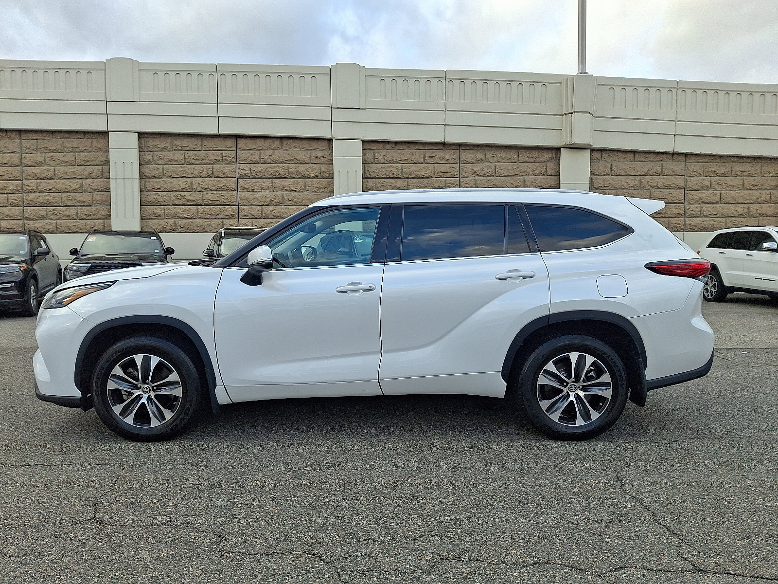 Used 2022 Toyota Highlander XLE image 7