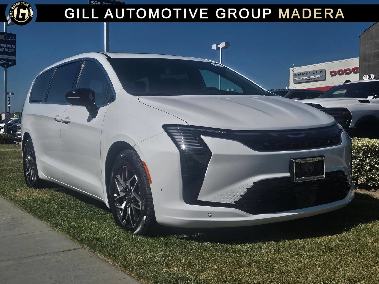 New 2027 Chrysler Pacifica Limited FWD image 1
