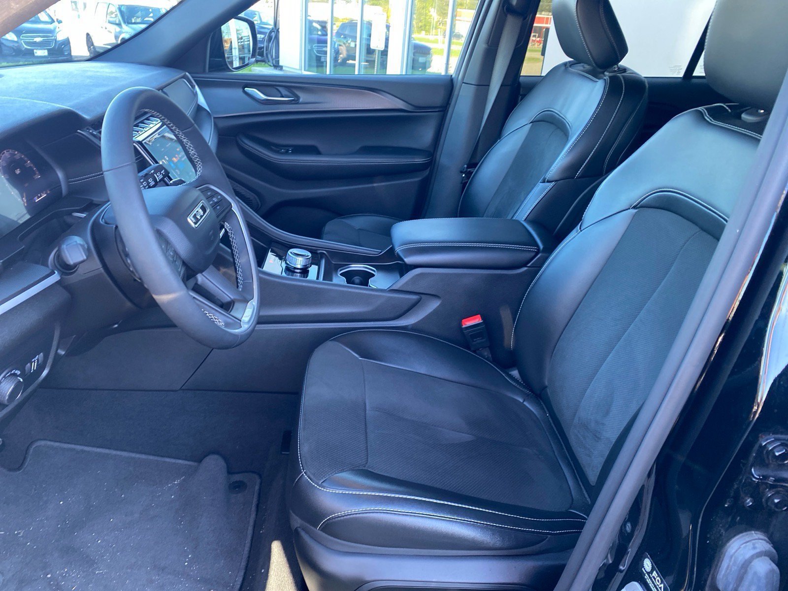 Used 2024 Jeep Grand Cherokee Altitude AWD/4WD image 9