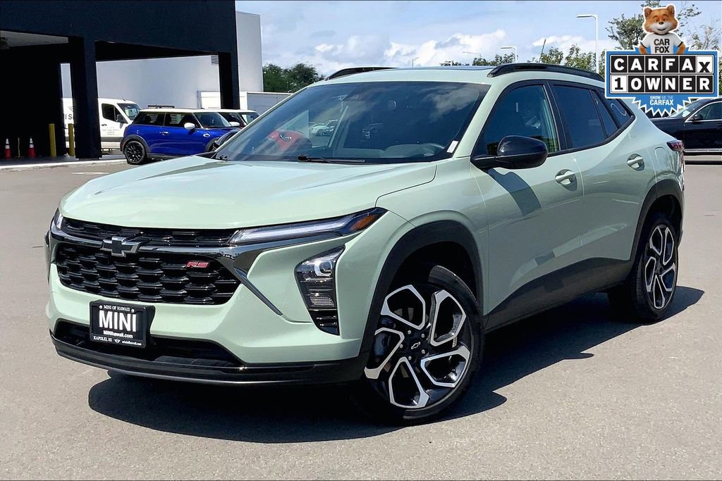 Used 2024 Chevrolet Trax RS w/ Sunroof Package FWD image 2