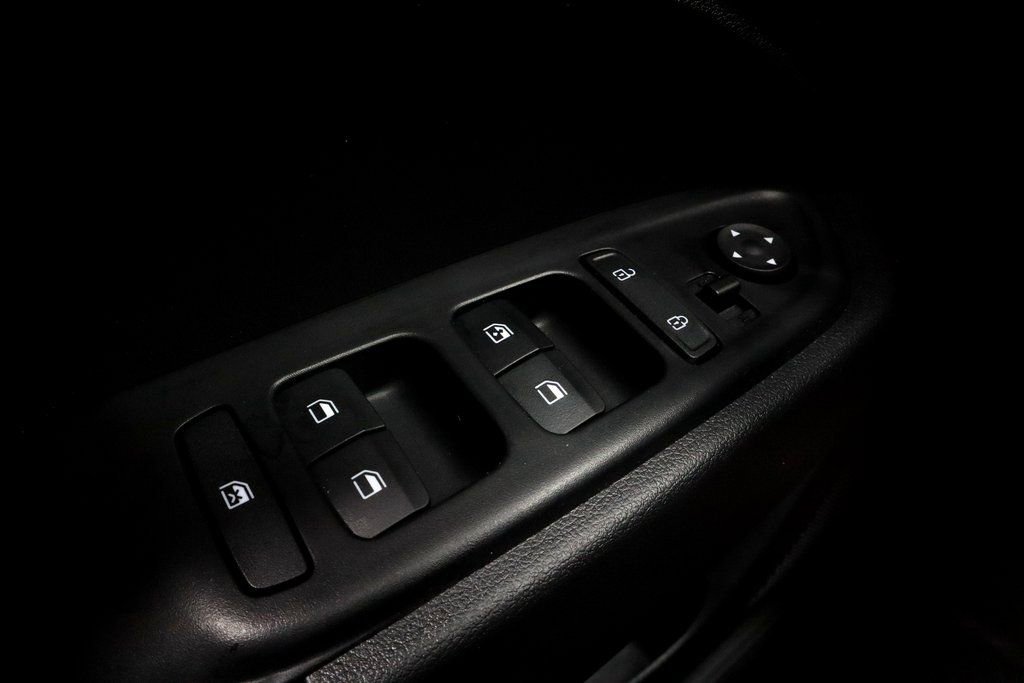 Certified 2025 Hyundai Venue SEL image 32