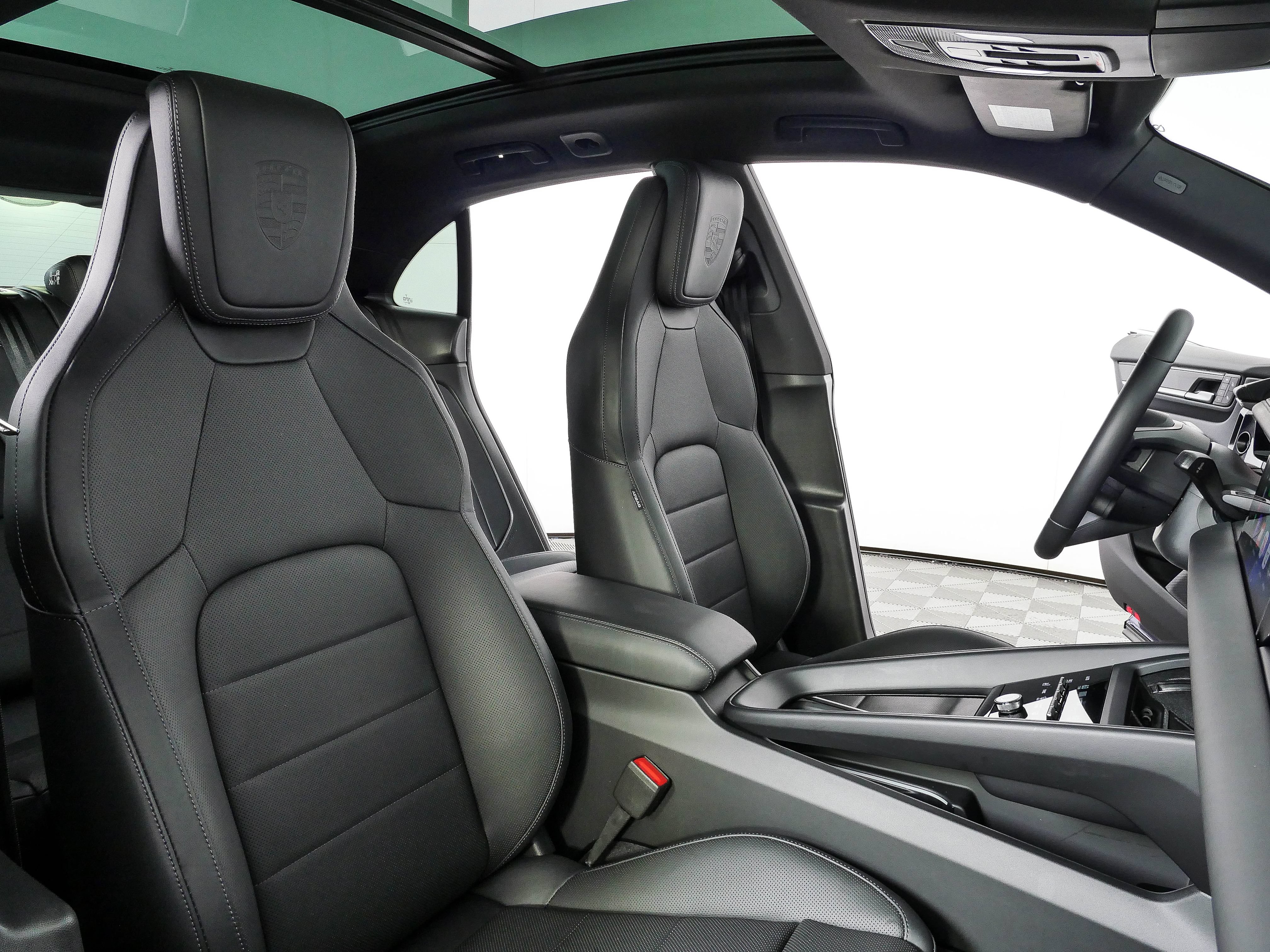 Certified 2025 Porsche Macan Electric RWD image 24