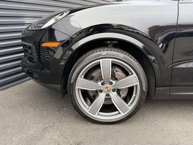Certified 2023 Porsche Cayenne Platinum Edition image 11