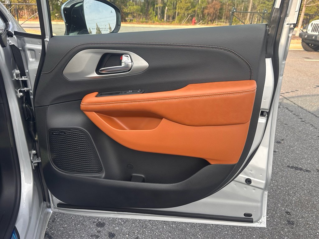 New 2026 Chrysler Pacifica Pinnacle w/ Trailer Tow Group FWD image 13