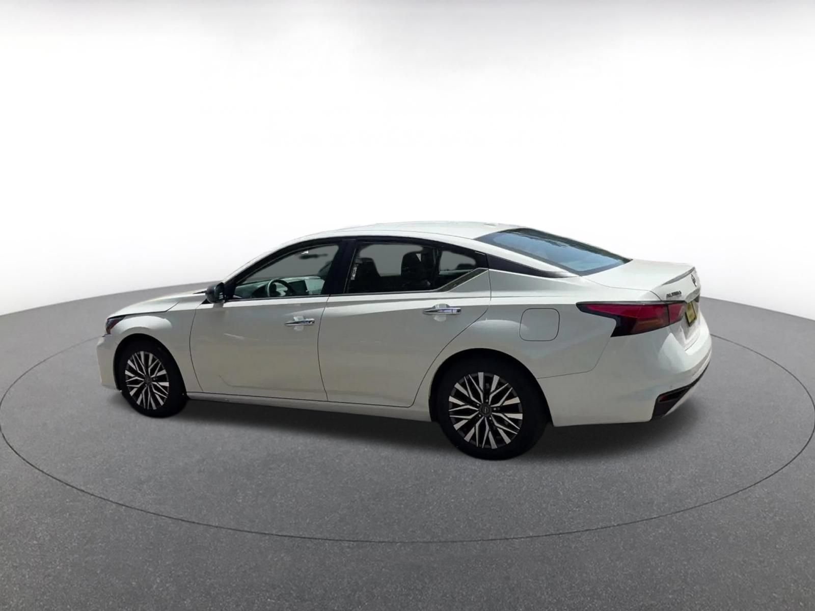 Used 2025 Nissan Altima 2.5 SV FWD image 8
