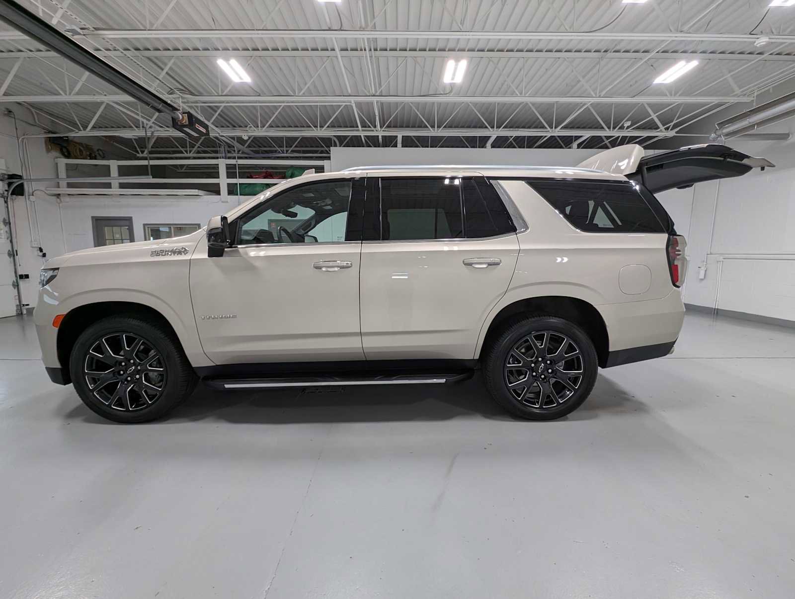 Used 2023 Chevrolet Tahoe High Country image 11