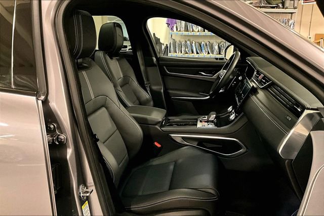 Certified 2025 Jaguar F-PACE R-Dynamic S image 6