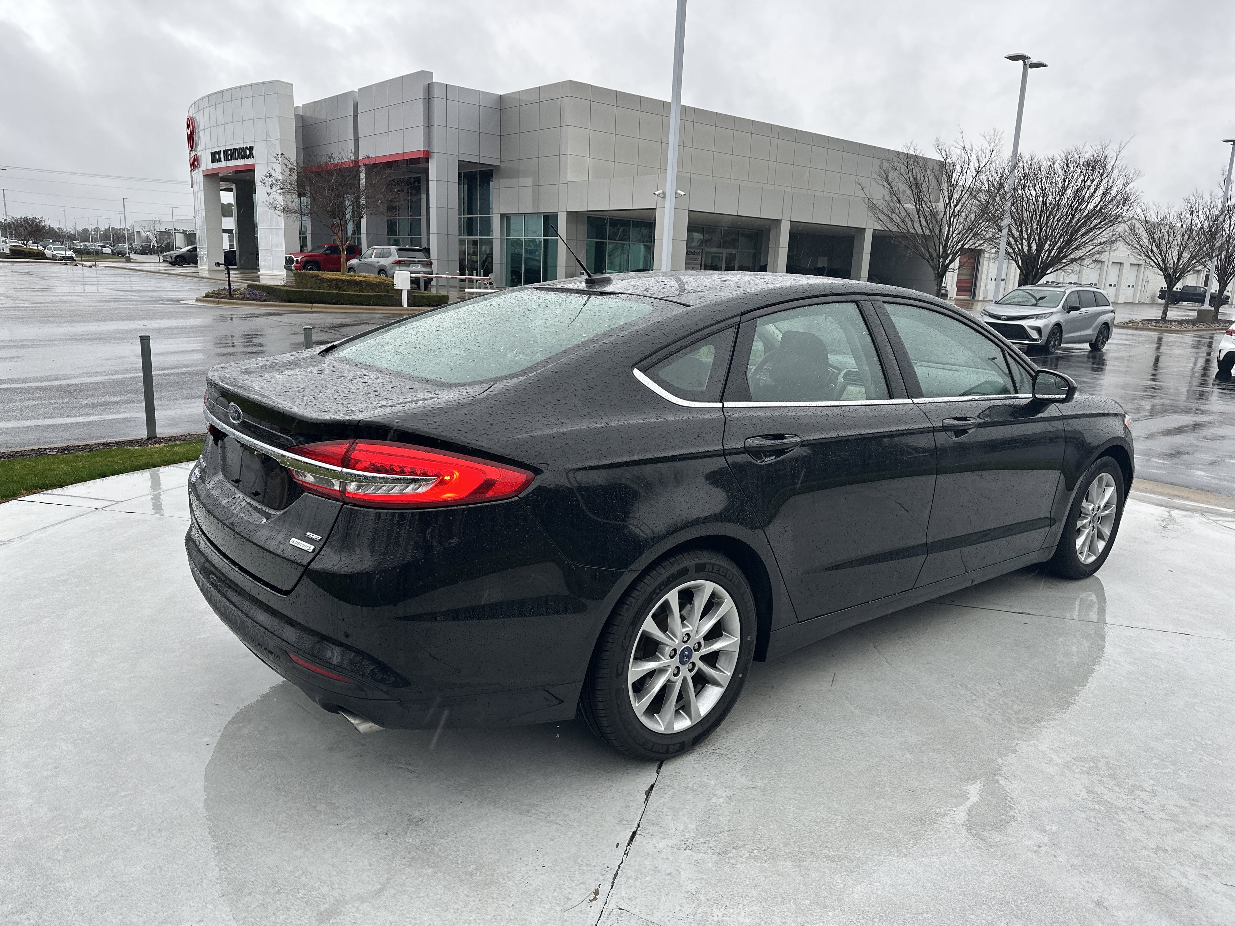Used 2017 Ford Fusion SE w/ Fusion SE Technology Package image 10