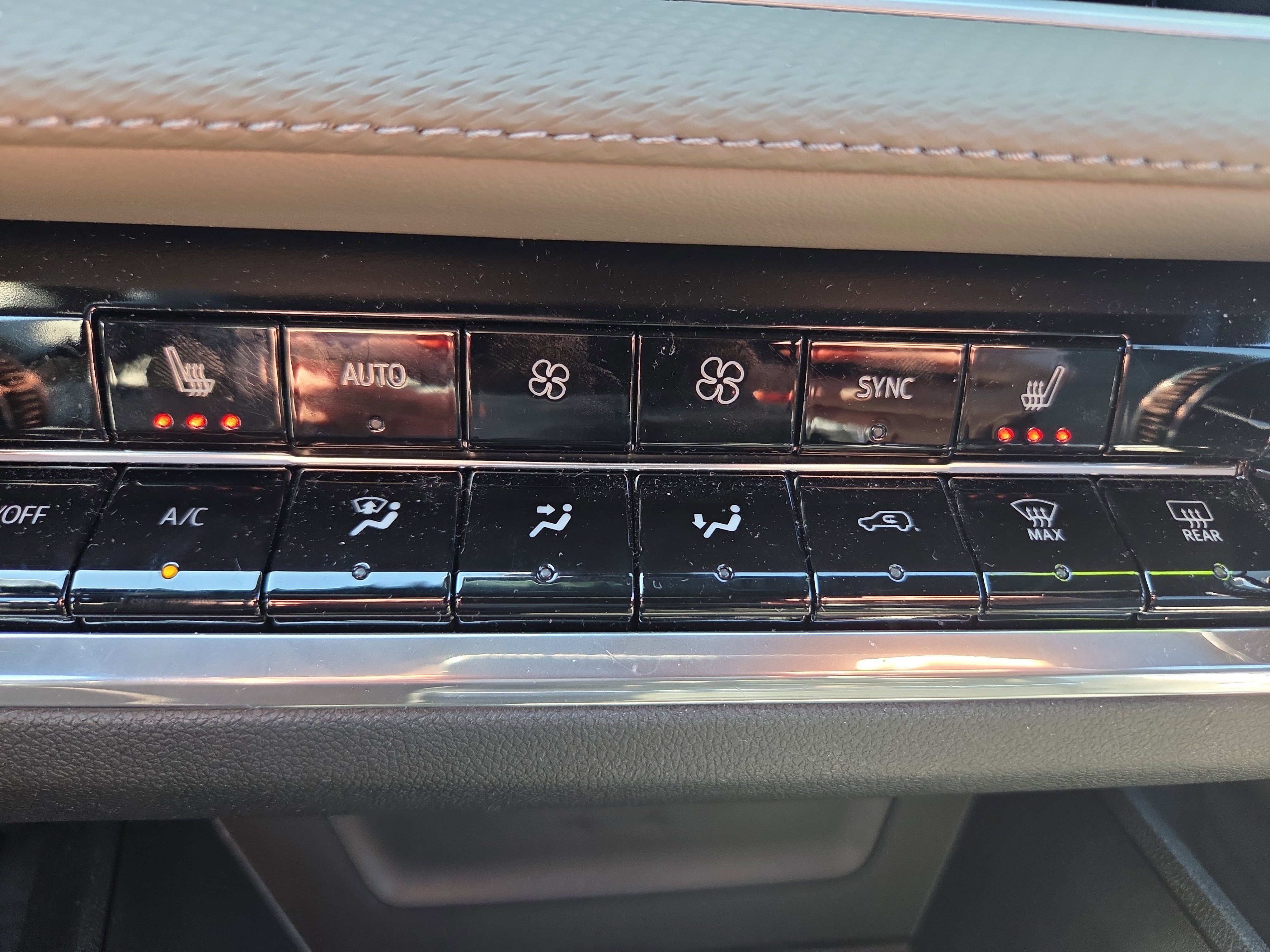 Used 2025 Chevrolet Equinox LT w/ Convenience Package II image 28