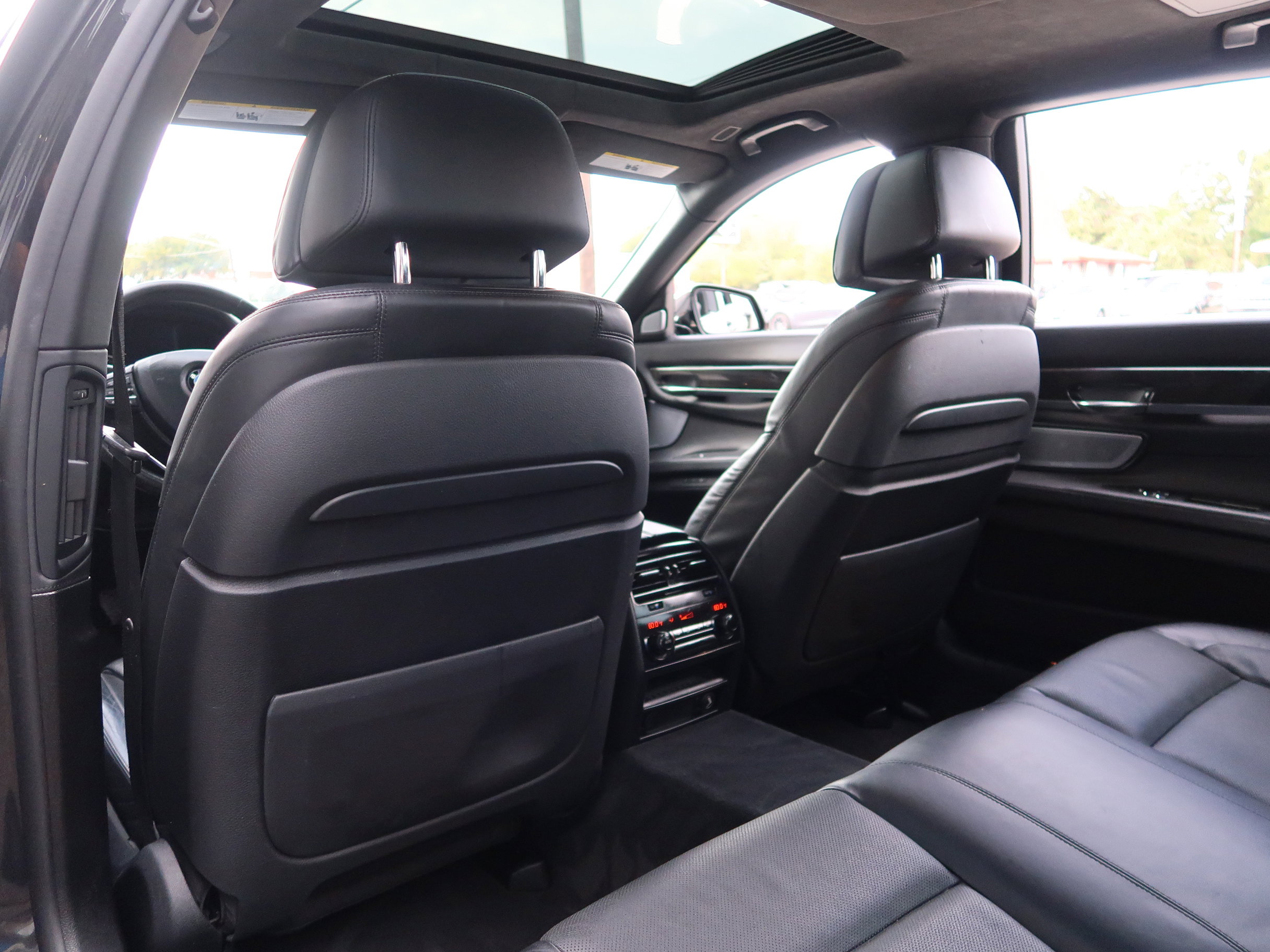 Used 2015 BMW 750Li image 40