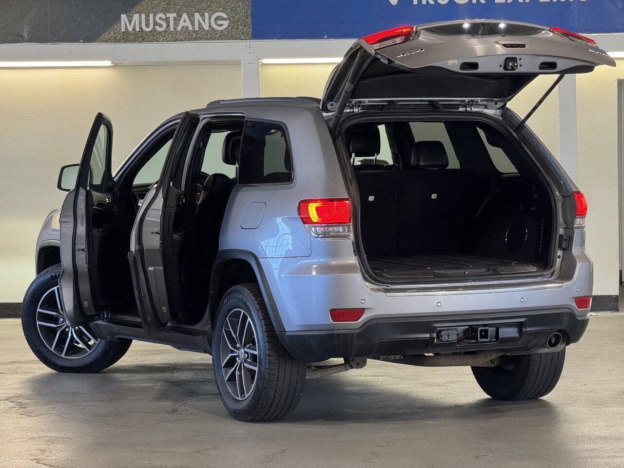 Used 2017 Jeep Grand Cherokee Limited w/ Luxury Group II AWD/4WD image 5