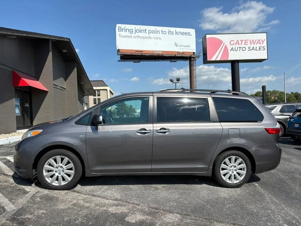 Used 2017 Toyota Sienna XLE Premium AWD/4WD image 2