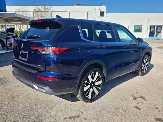 Used 2025 Mitsubishi Outlander SE image 3