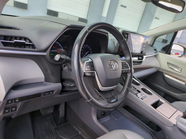 Used 2024 Toyota Sienna XLE FWD image 10