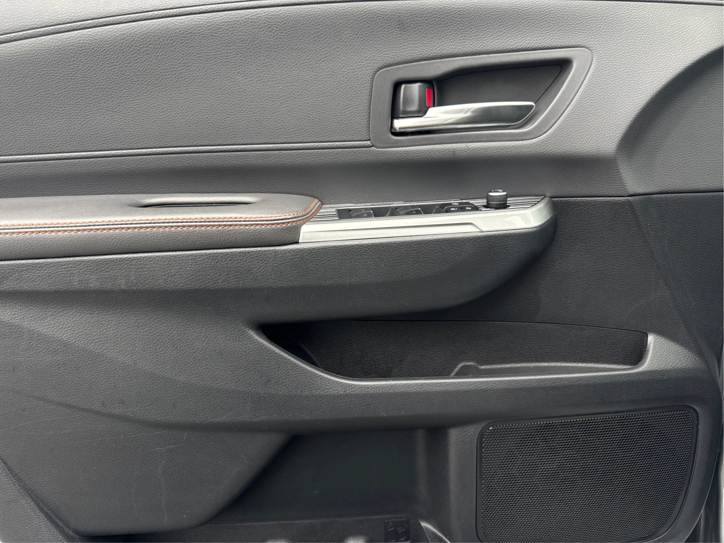 Used 2022 Toyota Sienna XSE FWD image 38