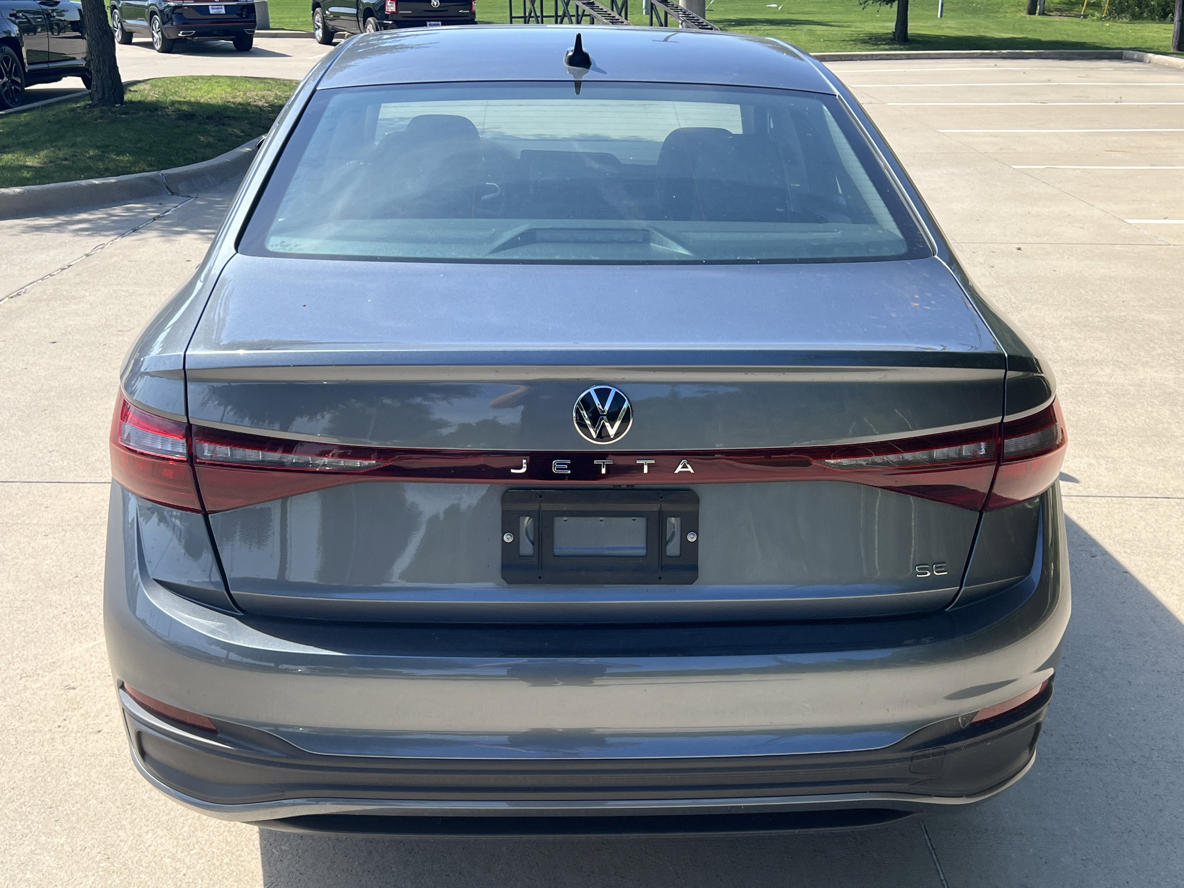 Used 2025 Volkswagen Jetta SE w/ Sunroof Package FWD image 9