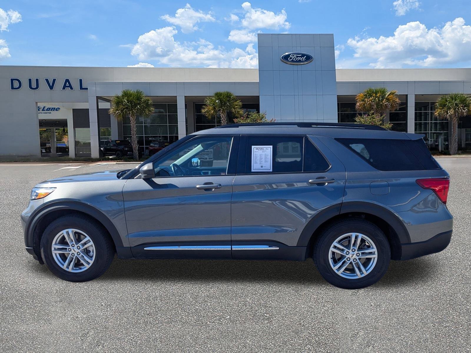 Used 2022 Ford Explorer XLT w/ Equipment Group 202A image 7