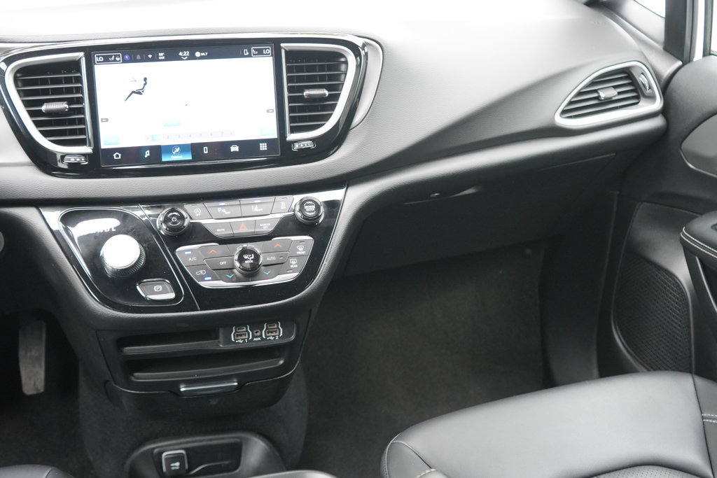 Used 2025 Chrysler Pacifica Select FWD image 22